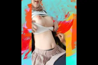 Godaan Wanita Berhijab Dengan Pakaian Terbuka